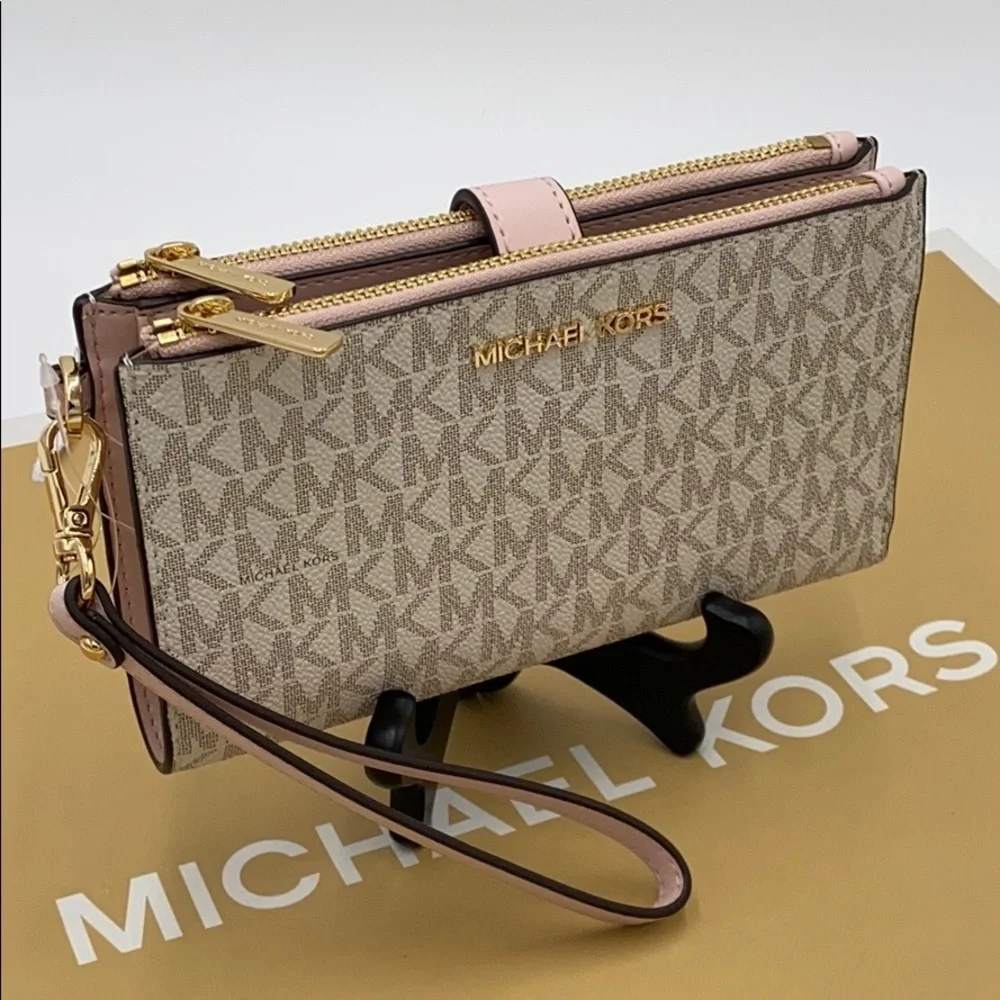 MICHAEL KORS DOUBLE ZIP WRISTLET POWDER BLUSH